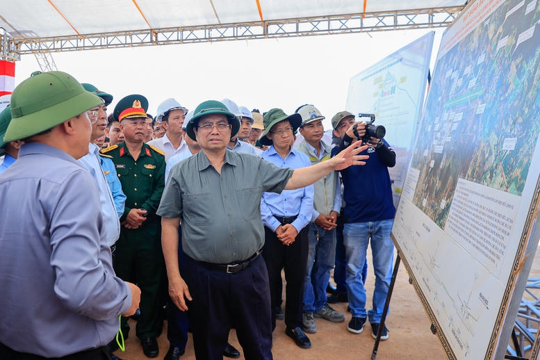 Thủ tướng Phạm Minh Chính giao nhiệm vụ cho các đơn vị thi công dự án xây dựng đường cất hạ cánh số 2 Cảng hàng không Phù Cát (Gia Lai). Ảnh: VGP