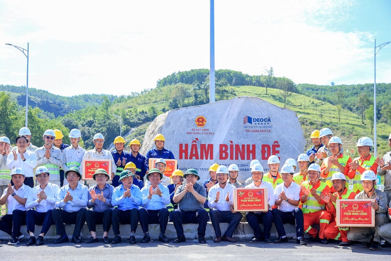 Thủ tướng đã trực tiếp kiểm tra các đoạn qua hầm Đức Phổ và hầm Bình Đê, hỏi thăm, tặng quà và động viên đội ngũ thi công. Ảnh: VGP