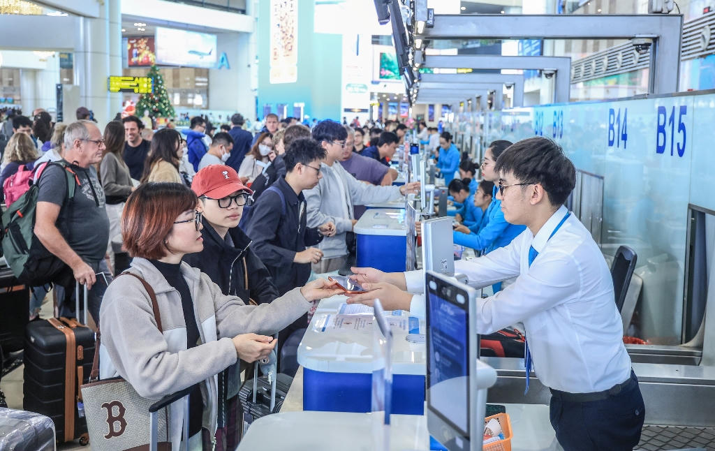 Cục Du lịch Quốc gia Việt Nam yêu cầu tạm dừng tổ chức các chuyến du lịch đến những khu vực đang xảy ra xung đột vũ trang. 