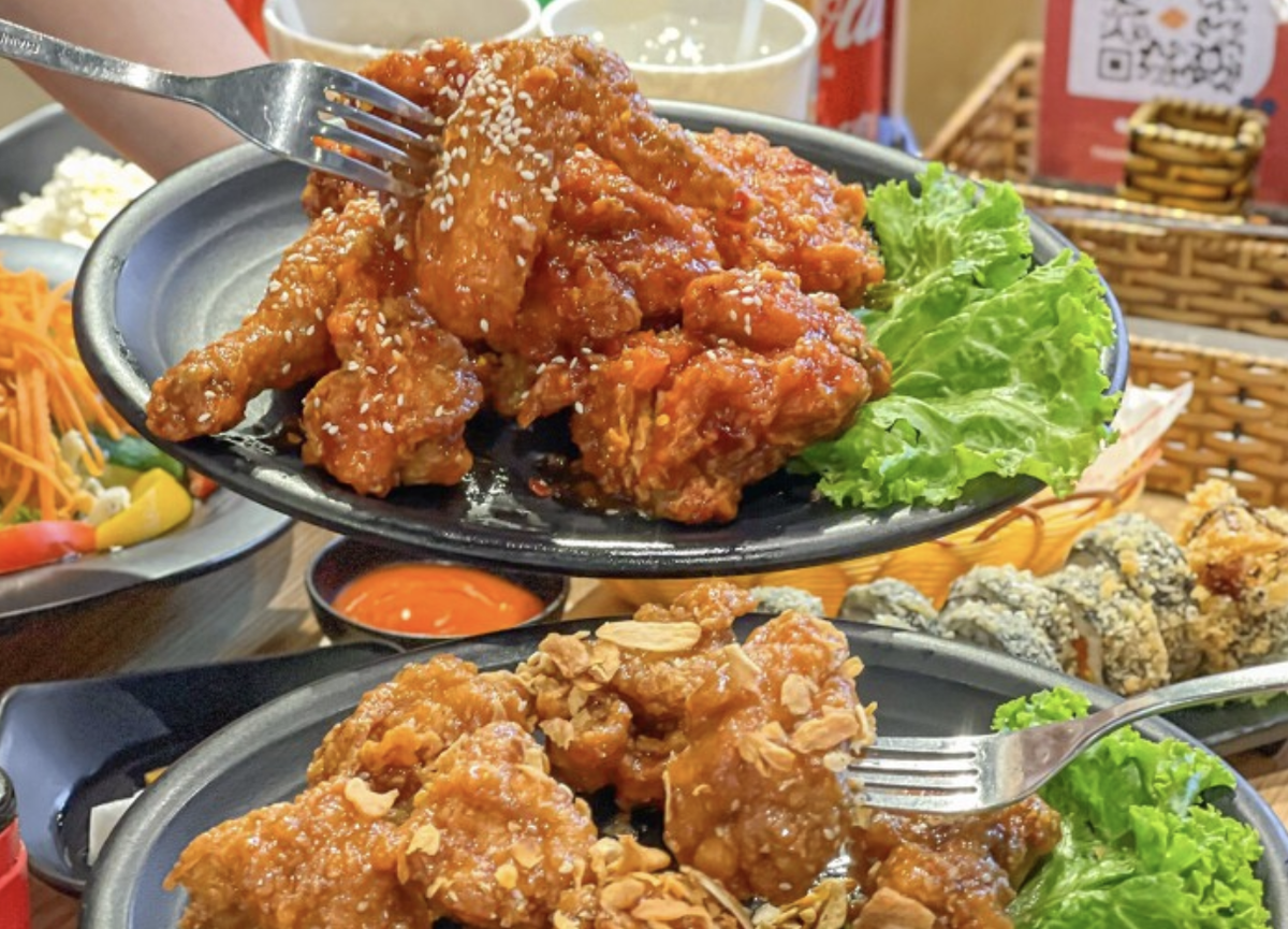 Khách hàng lựa chọn combo gà rán giúp thương hiệu cải thiện doanh thu . Ảnh minh họa