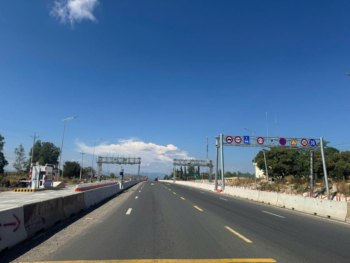 Trong ngày đầu vận hành các trạm thu phí trên 5 tuyến cao tốc Bắc - Nam đã thực hiện hơn 50.000 giao dịch, ghi nhận doanh thu trên 4,4 tỷ đồng.