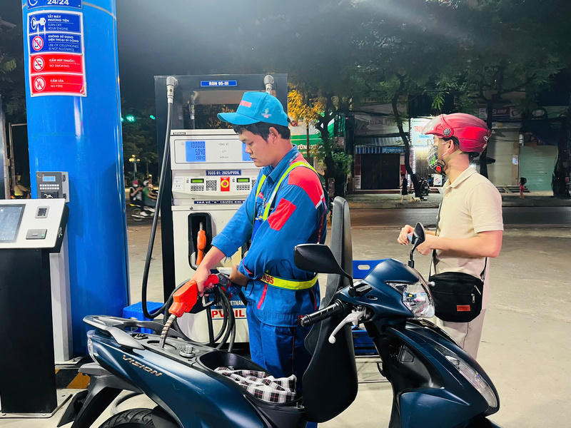 Bộ Công Thương khuyến cáo&nbsp;người dân cần giữ tâm lý bình tĩnh trước những biến động của thị trường, tránh hoang mang hoặc tích trữ xăng dầu không cần thiết. Ảnh minh hoạ