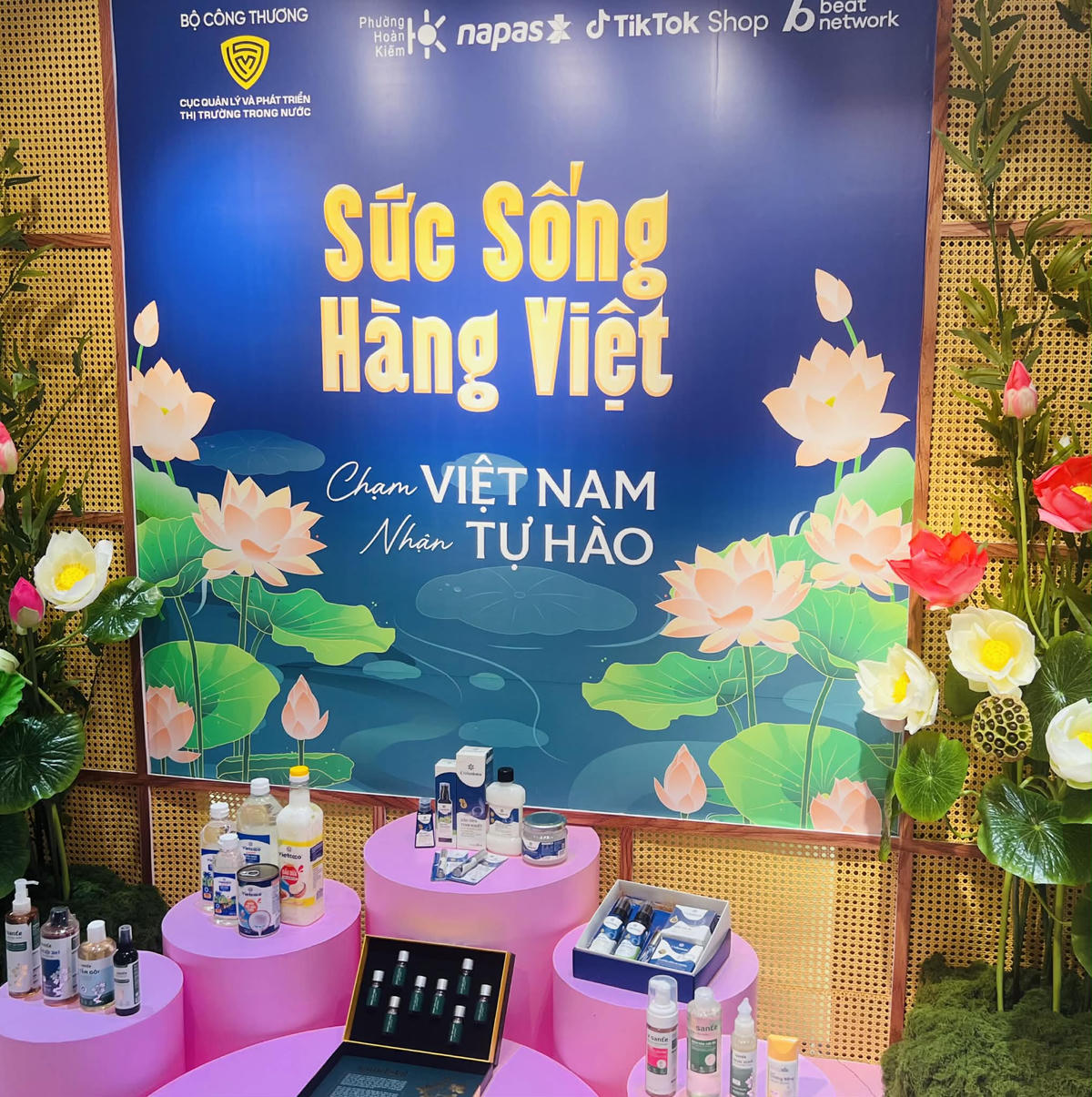 Không gian trưng bày, livestream “Sức sống hàng Việt” tại 82 phố Tràng Tiền.&nbsp;