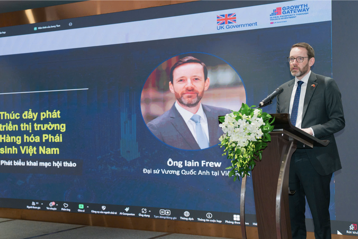 Ông Iain Frew - Đại sứ Vương quốc Anh tại Việt Nam chia sẻ tại Phiên bồi dưỡng nâng cao năng lực hợp tác Vương quốc Anh – Việt Nam.