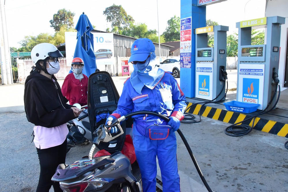 Hiện nay, hệ thống phân phối xăng dầu trên địa bàn tỉnh Vĩnh Long vẫn hoạt động ổn định. Ảnh minh hoạ