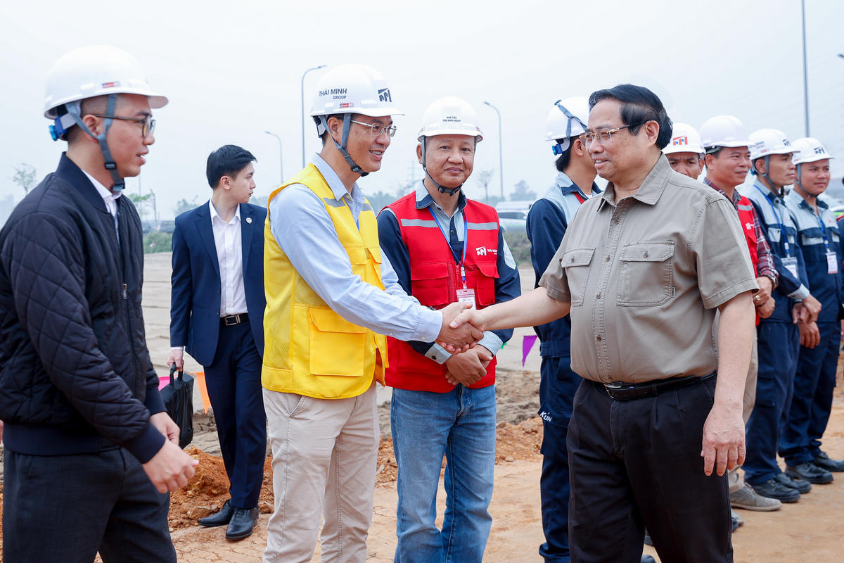 Thủ tướng kiểm tra tình hình triển khai các hạng mục như nhà ga VIP, đài kiểm soát không lưu, xây dựng khu tái định cư. Ảnh: VGP&nbsp;