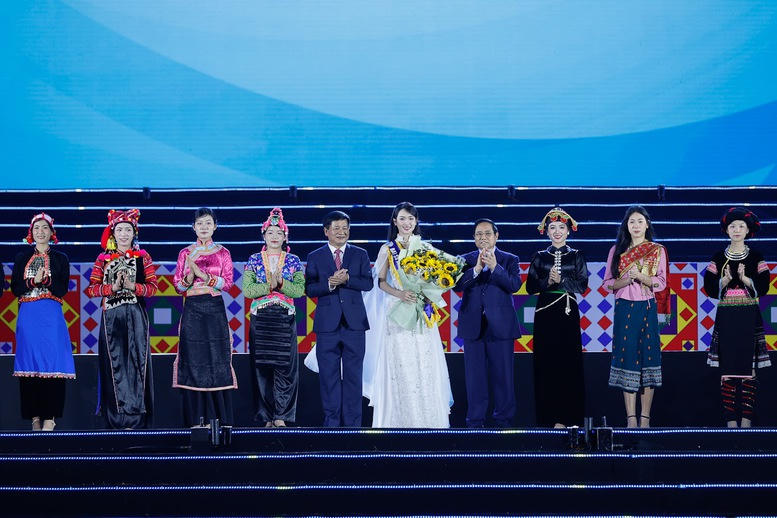 Thủ tướng Phạm Minh Chính và lãnh đạo tỉnh Điện Biên chúc mừng tân Đại sứ Du lịch tỉnh Điện Biên - Á hậu Vũ Thúy Quỳnh.