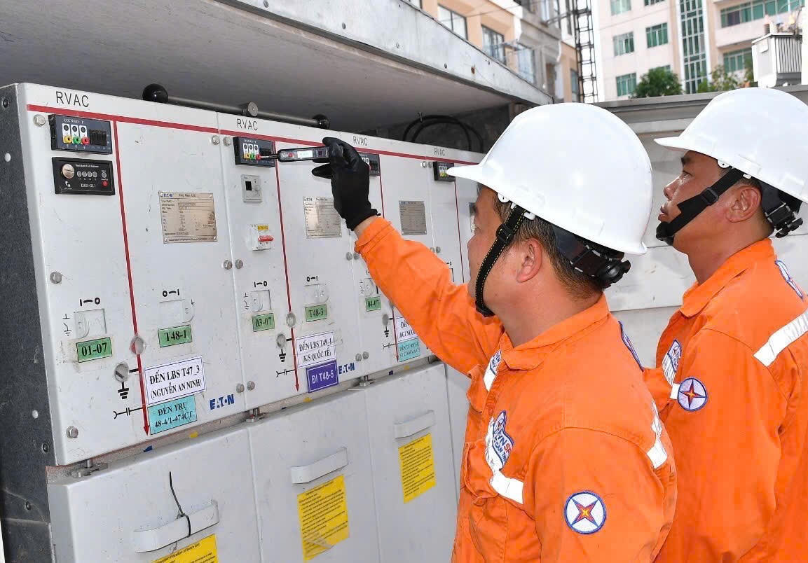 Lực lượng điện lực rà soát hệ thống lưới điện và các điểm cấp điện quan trọng trước ngày bầu cử