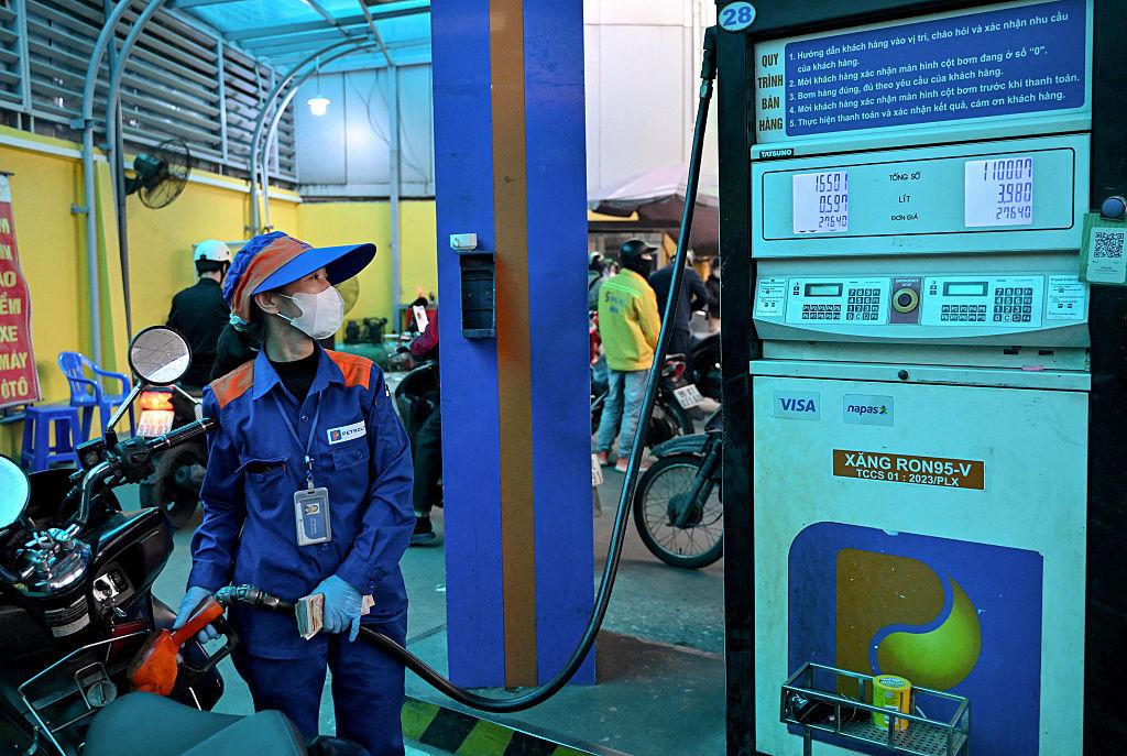 Dự thảo mới đề xuất cơ chế bình ổn khi giá xăng dầu tăng từ 20% trở lên trong một tháng. Ảnh minh hoạ