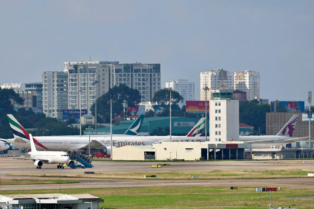 Tàu bay của Emirates và Qatar kẹt lại tại sân bay Tân Sơn Nhất do các chuyến bay đến Trung Đông bị hủy trong những ngày qua.