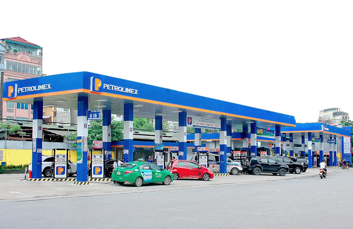 Khách hàng mua bán xăng, dầu tại một điểm kinh doanh xăng dầu của Petrolimex trên địa bàn Hà Nội. 