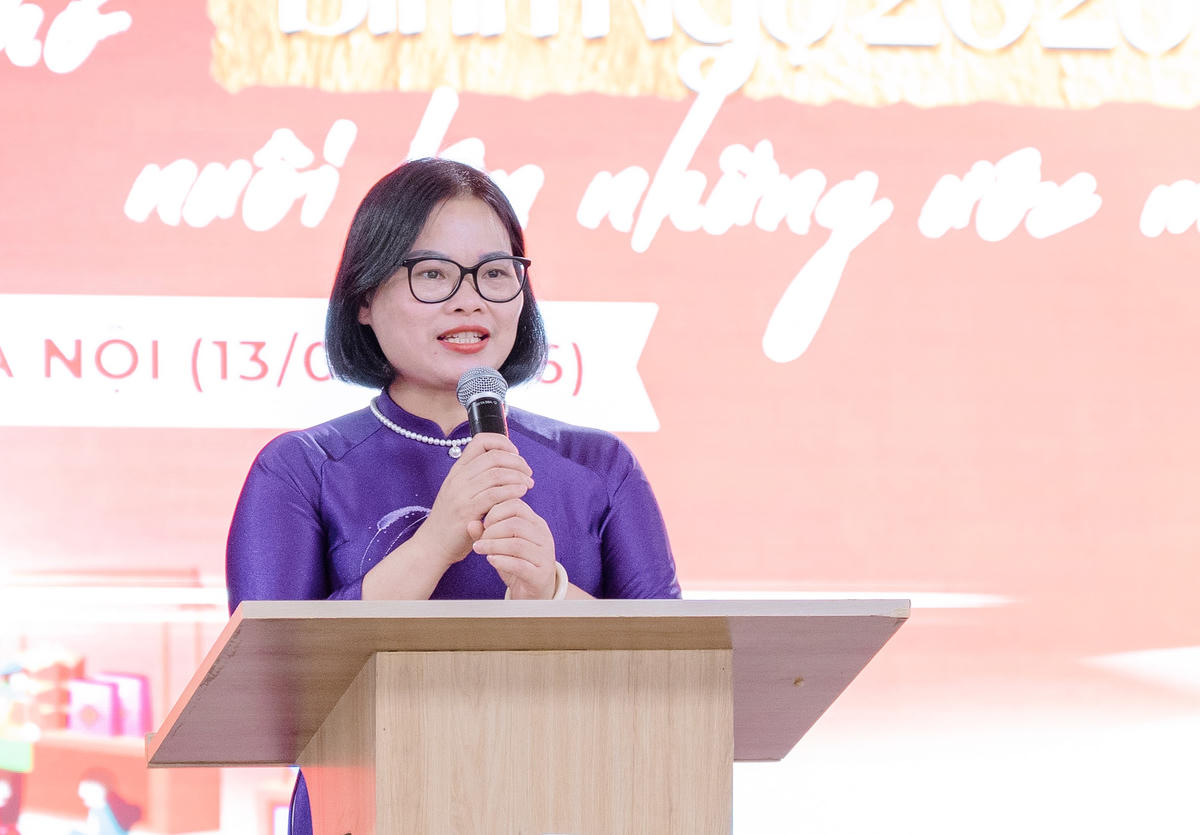 Cô Khuất Thị Thanh Nhàn - Hiệu trưởng Trường Liên cấp THCS, Tiểu học tư thục Ngôi Sao Hà Nội phát biểu tại sự kiện thường niên gây quỹ thiện nguyện của trường.