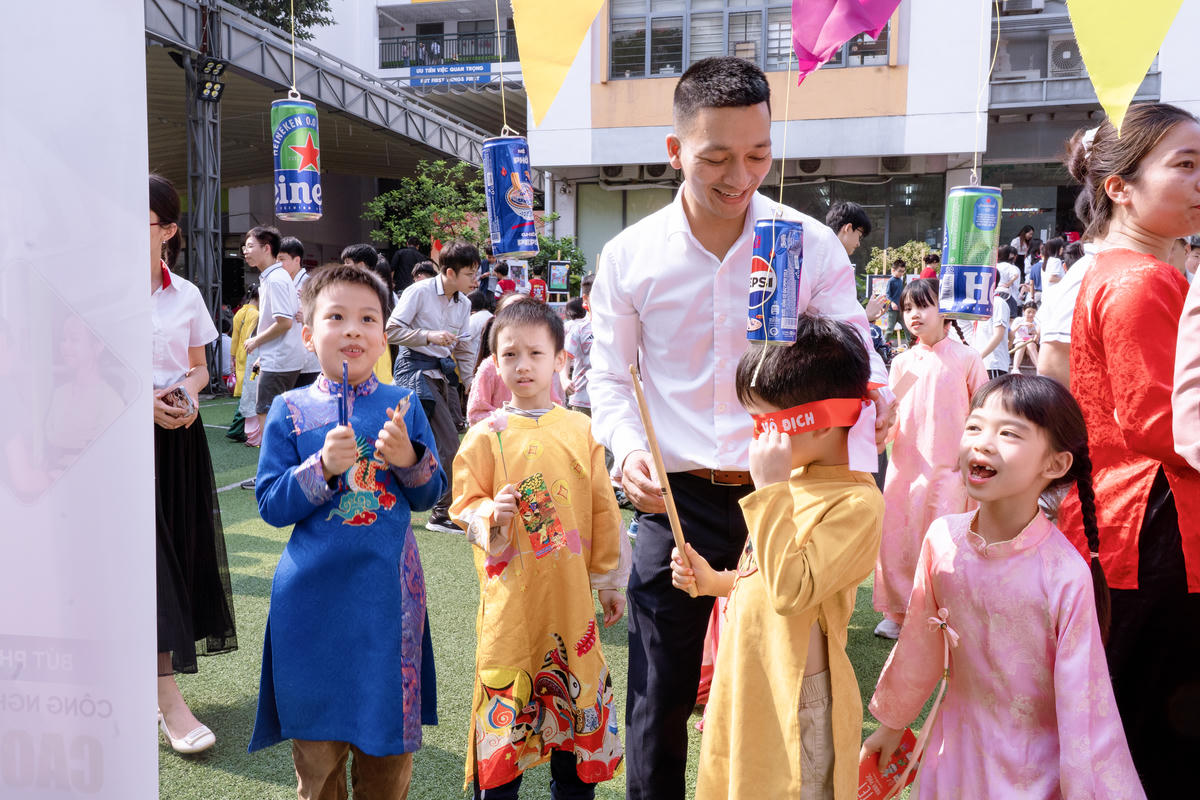 Các em được trải nghiệm các trò chơi truyền thống.