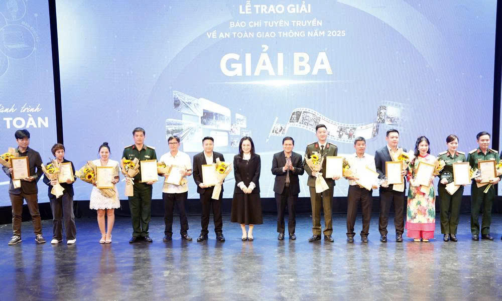 Nhà báo Quách Văn Chữ (thứ 6 từ trái qua), đại diện nhóm tác giả Báo Công lý nhận giải Ba.