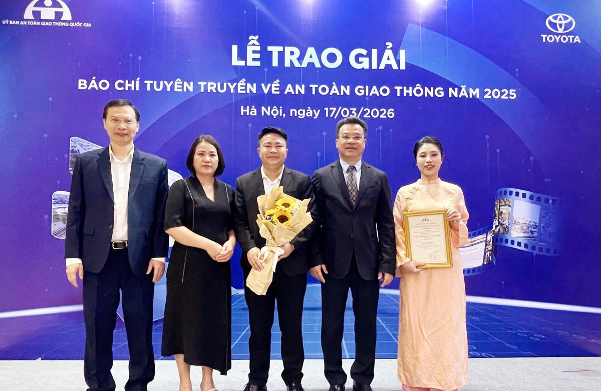 Ông Nguyễn Kim Thành Phó Chủ tịch chuyên trách UBATGTQG và ông Trần Hữu Minh, Chánh văn phòng UBATGTQG chụp ảnh lưu niệm cùng nhóm tác giả đạt giải.