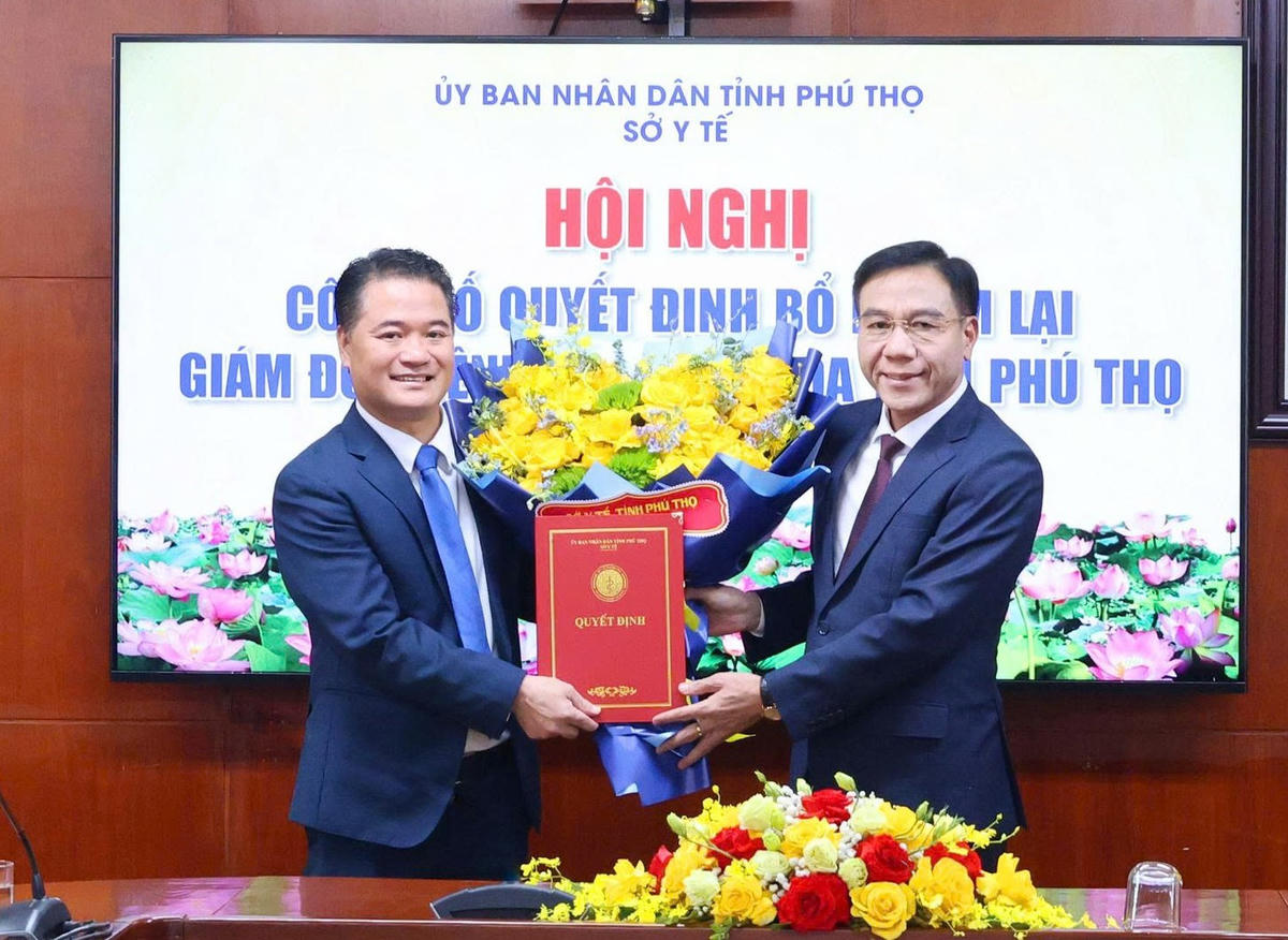 TS. BS Lê Hồng Trung- Bí thư Đảng ủy - Giám đốc Sở Y tế trao Quyết định bổ nhiệm lại chức vụ Giám đốc Bệnh viện Đa khoa tỉnh Phú Thọ cho BSCKII Lê Đình Thanh Sơn.