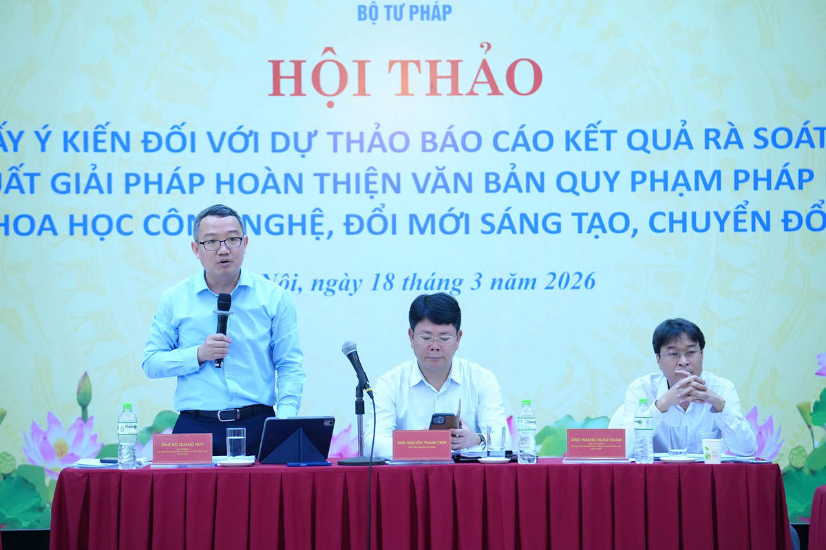 Cục trưởng Cục Kiểm tra văn bản và Tổ chức thi hành pháp luật, Bộ Tư pháp Hồ Quang Huy phát biểu tại Hội thảo.