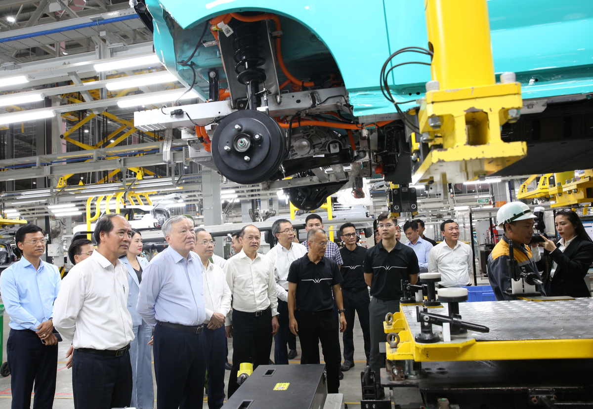 Phó Thủ tướng Thường trực Nguyễn Hòa Bình thăm Nhà máy sản xuất ô tô điện VinFast.