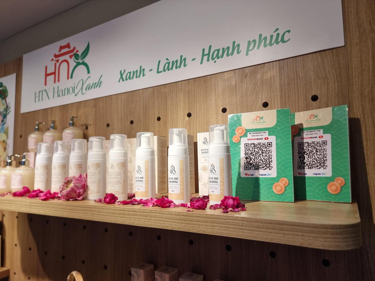 Một số sản phẩm chăm sóc cá nhân thân thiện môi trường do Hợp tác xã Hà Nội Xanh giới thiệu tại sự kiện