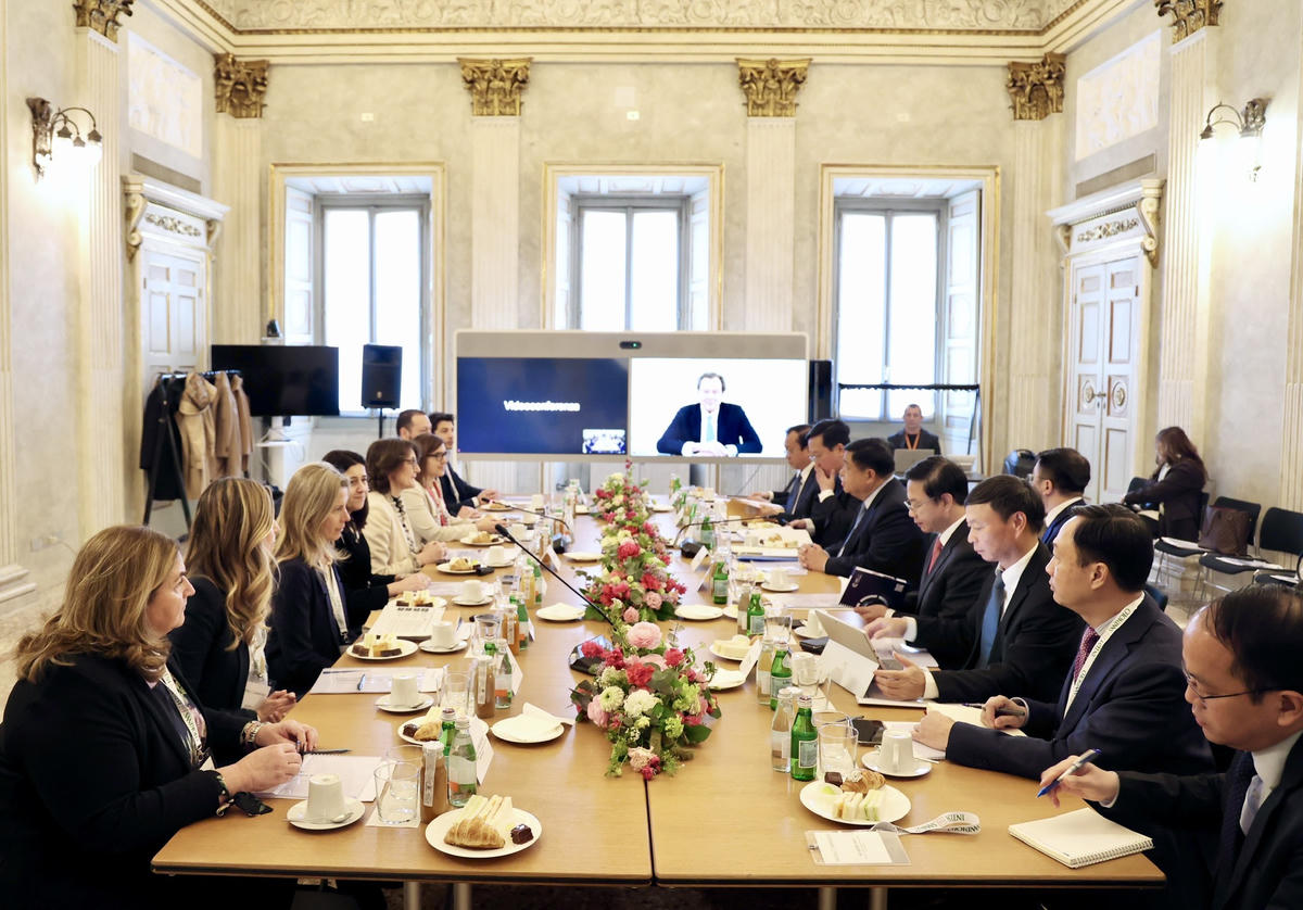 Phó Thủ tướng Nguyễn Chí Dũng làm việc với lãnh đạo Ngân hàng Intesa SanPaolo.Ảnh: VGP/Minh Ngọc