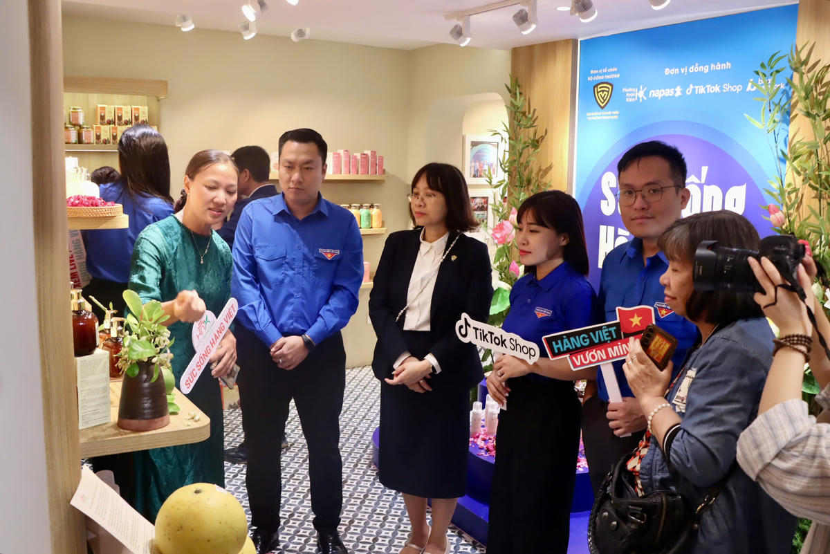 Người tiêu dùng không chỉ được trực tiếp tìm hiểu sản phẩm mà còn được tư vấn, tham gia các hoạt động tương tác, trải nghiệm thực tế, đồng thời có cơ hội tiếp cận các sản phẩm chất lượng với mức giá ưu đãi ngay tại chương trình.