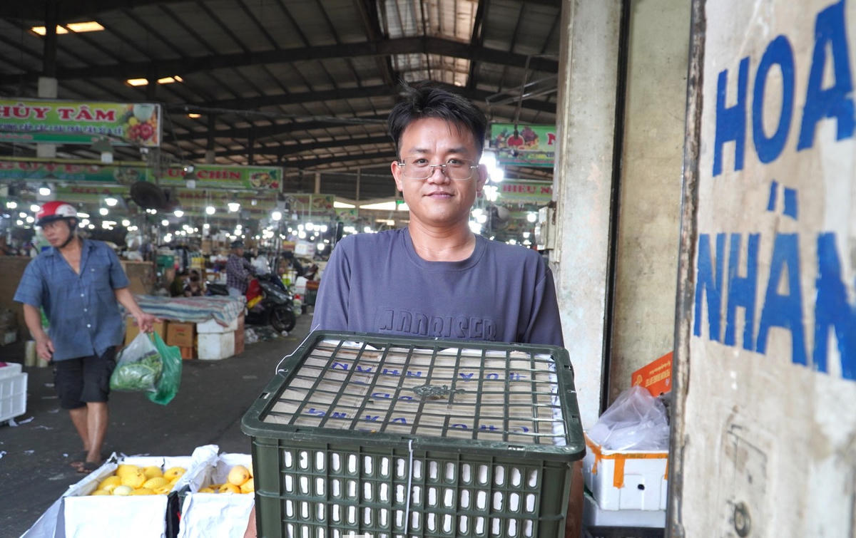 Cước vận chuyển tăng trên mỗi thùng hàng khiến tiểu thương lo lắng.