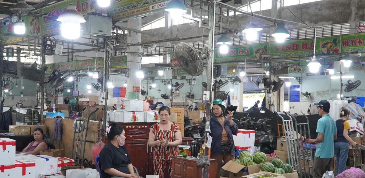 Mỗi ngày, chợ đầu mối Hòa Cường nhập về hàng trăm tấn hàng từ khắp các vùng miền.