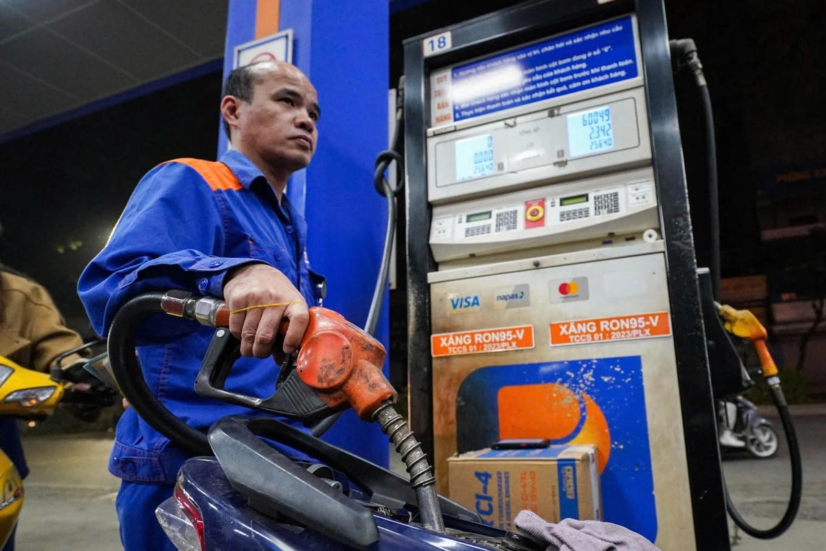 Giá xăng dầu trong nước tạm ổn định sau giai đoạn tăng mạnh.
