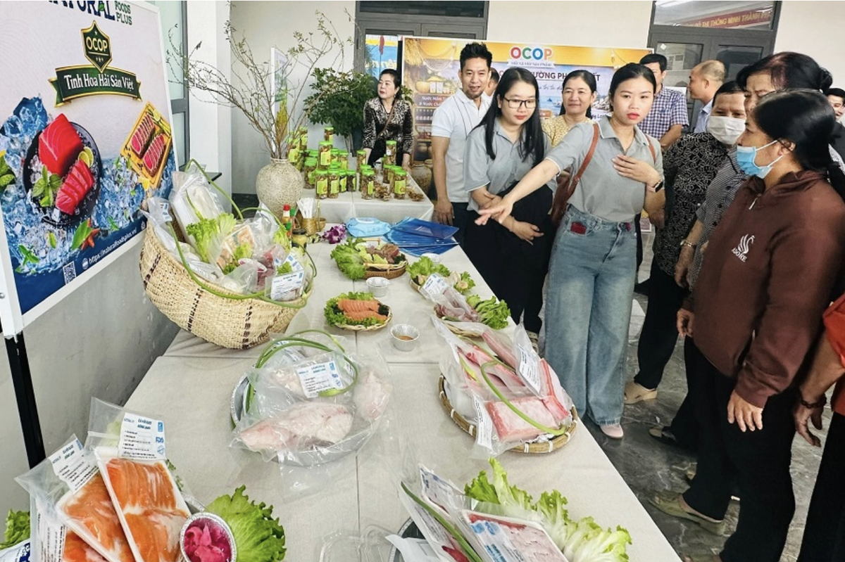 Điểm nhấn của sự kiện nằm ở không gian trưng bày và giới thiệu các sản phẩm OCOP cùng đặc sản vùng miền.