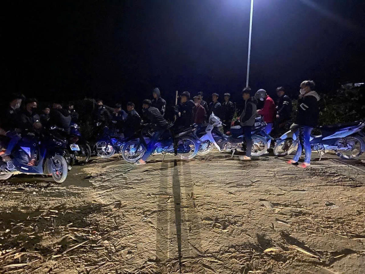 nhóm thanh thiếu niên phóng nhanh, vượt ẩu gây mất trật tự an toàn giao thông. Ảnh: Cục CSGT