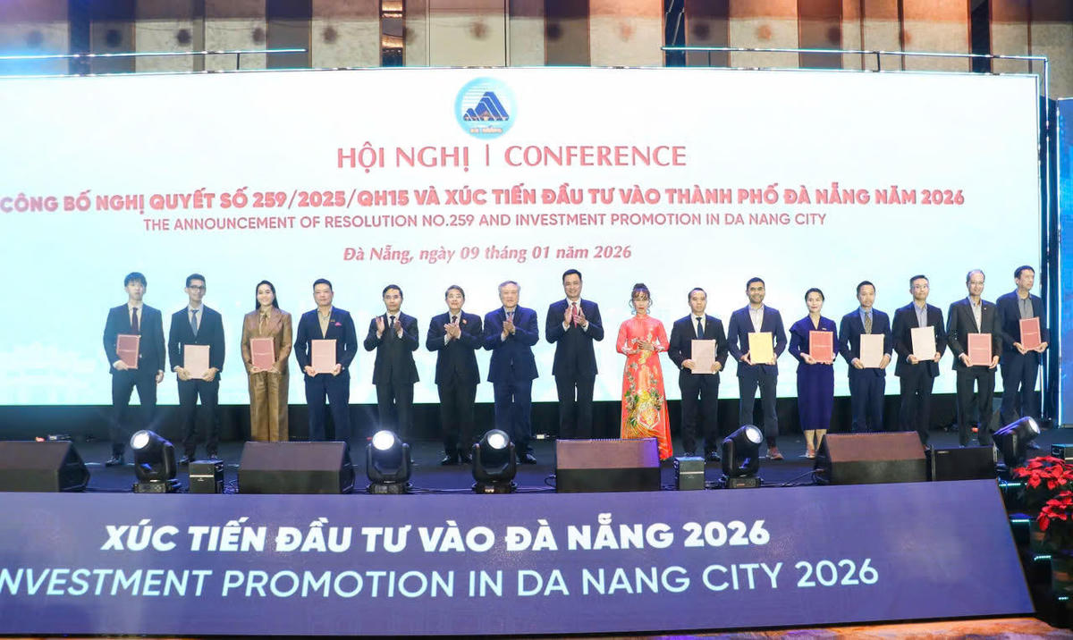 UBND TP. Đà Nẵng trao Giấy chứng nhận đăng ký thành viên chính thức cho 12 nhà đầu tư, doanh nghiệp đầu tiên và 11 Giấy chấp thuận quan tâm đầu tư. Ảnh:danang.gov.vn