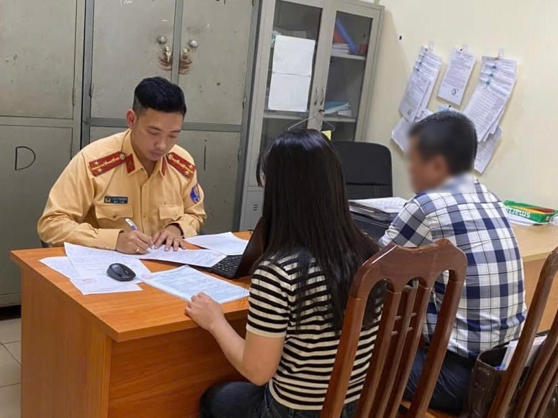 Nữ tài xế điều khiển xe ô tô làm việc tại cơ quan Công an, ngày 23/3.