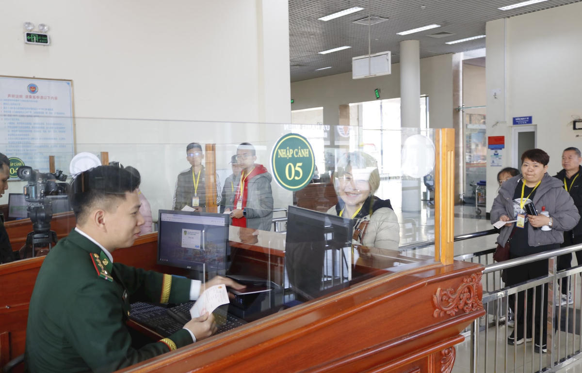 Phân luồng xuất nhập cảnh tại cửa khẩu quốc tế Móng Cái.