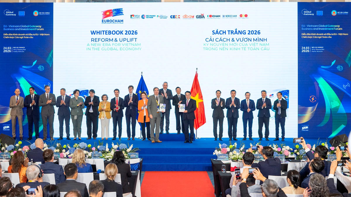 Chủ tịch EuroCham Bruno Jaspaert trân trọng trao Ấn phẩm Sách Trắng tới Thứ trưởng Bộ Tài chính Trần Quốc Phương. Ảnh: BTC