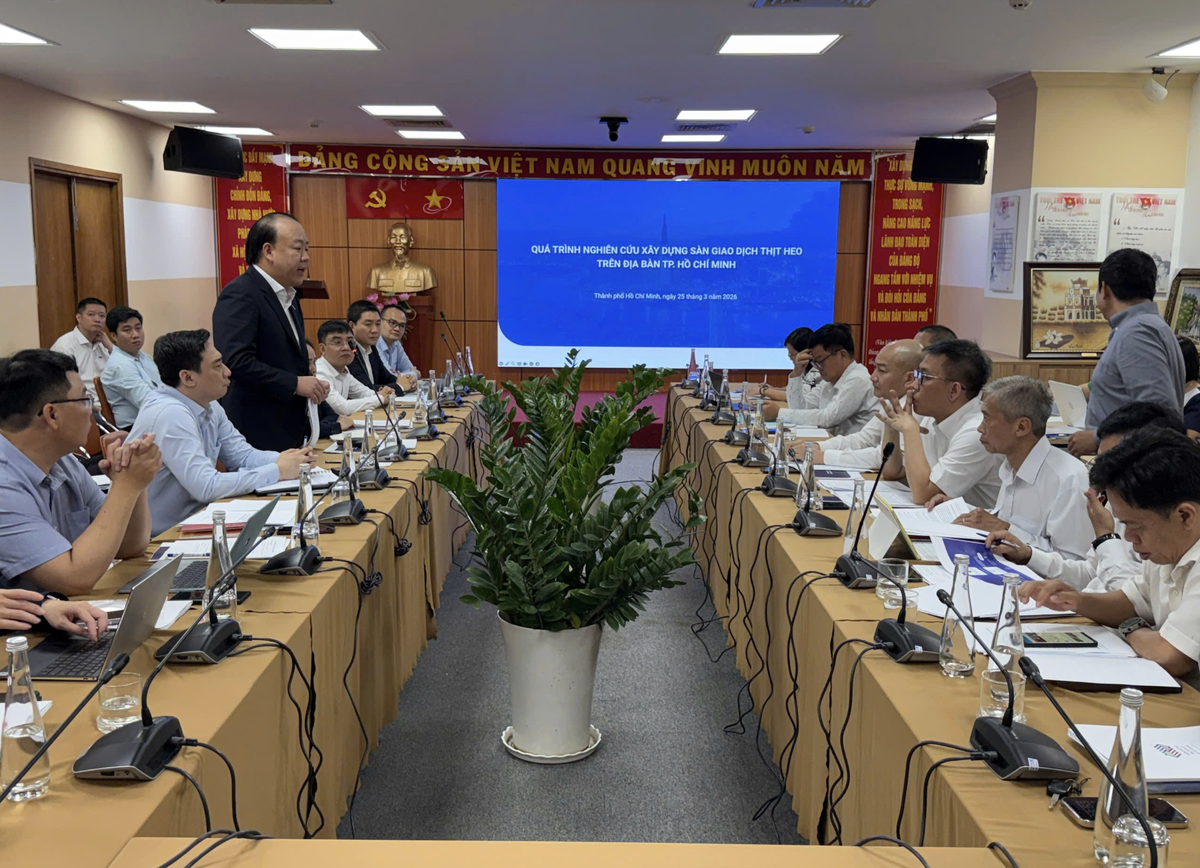 Ông Trần Hữu Linh, Cục trưởng Cục Quản lý và Phát triển thị trường trong nước (Bộ Công Thương), nhấn mạnh yêu cầu tổ chức lại thị trường thịt heo theo hướng công khai, minh bạch, trong đó việc niêm yết giá và thông tin hàng hóa cần được thực hiện đầy đủ, rõ ràng.