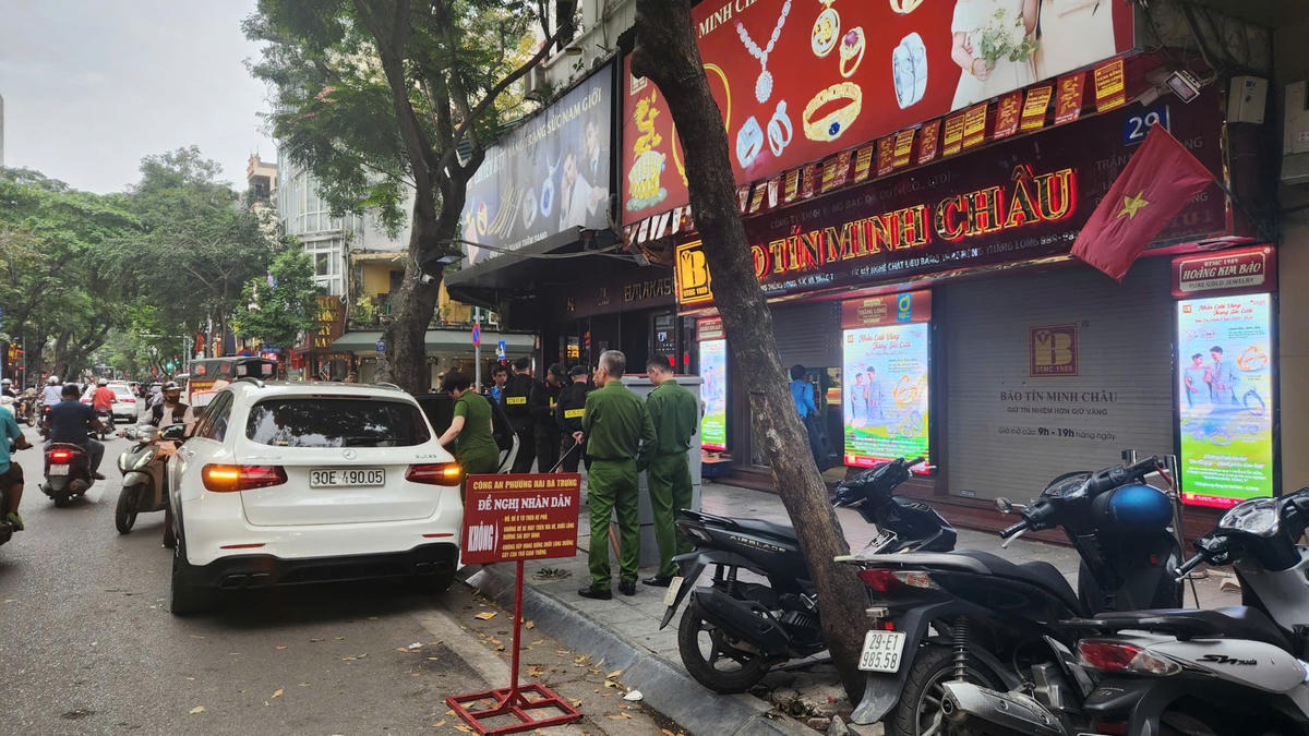 Cơ sở vàng Bảo Tín Minh Châu tại 29 Trần Nhân Tông, Hà Nội đóng cửa và xuất hiện lực lượng chức năng. Ảnh: TN