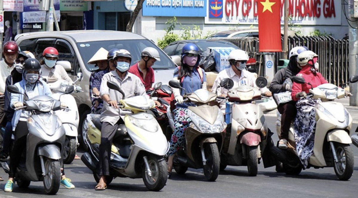 Cảnh báo, người dân cần đề phòng hiện tượng sốc nhiệt khi di chuyển ngoài trời và lưu ý các hiện tượng lốc, sét cục bộ vào chiều tối tại các vùng núi phía Bắc.