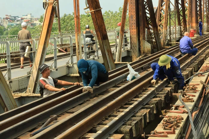 Từ 9h ngày 28/3/2026 đến hết ngày 27/5/2026, Hà Nội cấm toàn bộ phương tiện qua cầu Long Biên. Ảnh: NLĐ