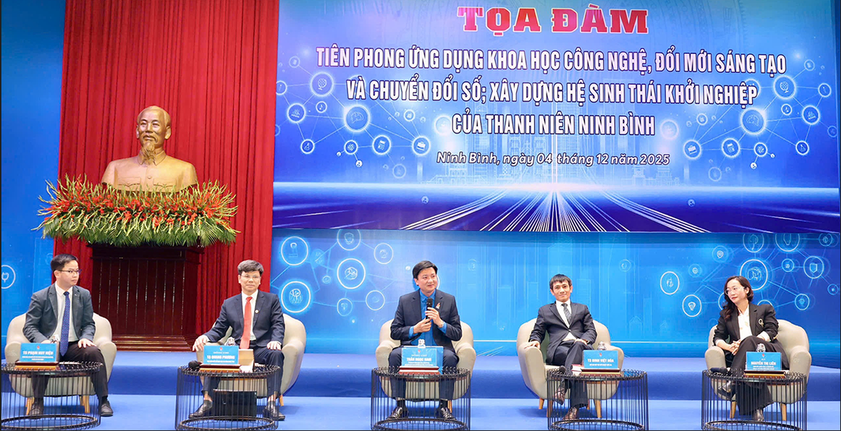 TS. Đinh Việt Hòa - Chủ tịch Hiệp hội Khởi nghiệp Quốc gia (VINEN) (thứ hai, từ phải vào) tại sự kiện diễn ra vào tháng 12/2025.