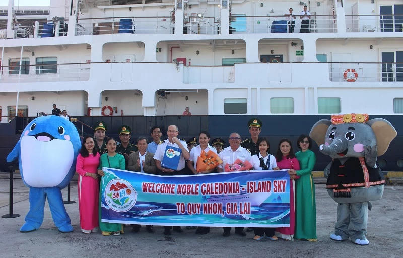 Du khách quốc tế đến Quy Nhơn, Gia Lai du lịch.