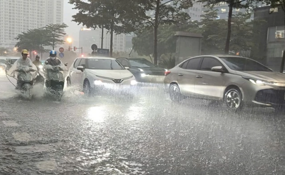 Mưa dông tại nhiều địa bàn Hà Nội