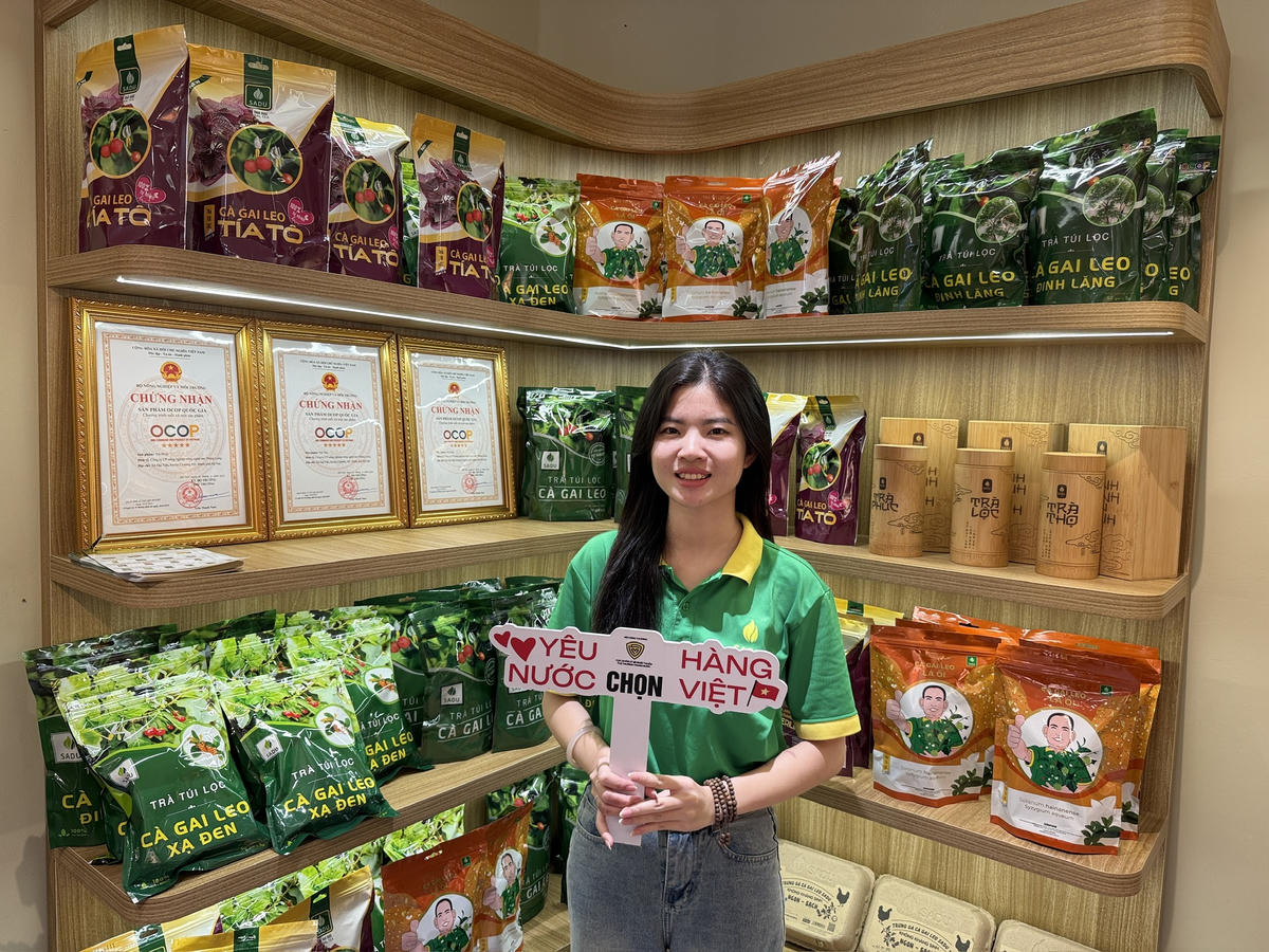 Không gian trưng bày thu hút đông đảo người dân và du khách đến tham quan, tìm hiểu thông tin sản phẩm, qua đó góp phần củng cố niềm tin đối với hàng Việt chất lượng. Ảnh: Lan Nhi