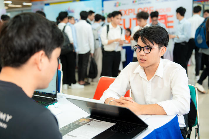 Sinh viên tự tin phỏng vấn và thể hiện bản thân trước nhà tuyển dụng.