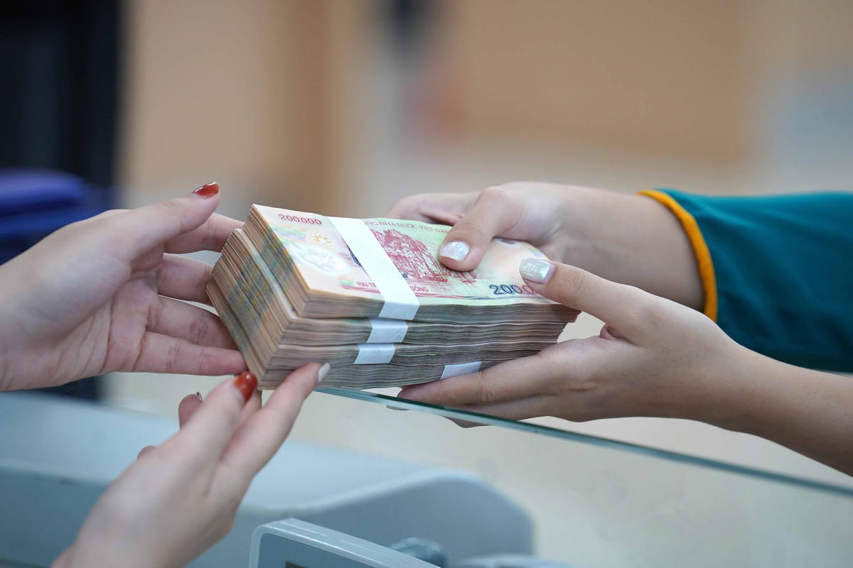 Lãi suất huy động online phân hóa mạnh, nhiều ngân hàng đẩy lên trên 7%/năm. Ảnh minh họa