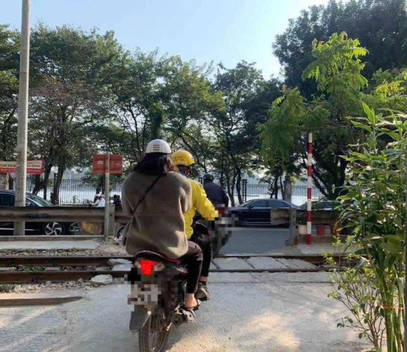 Lực lượng Cảnh sát giao thông trên cả nước đồng loạt triển khai cao điểm kiểm tra, xử lý nghiêm các hành vi vi phạm trật tự an toàn giao thông đường sắt.