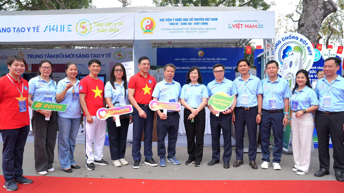 Bộ trưởng Bộ Y tế Đào Hồng Lan và PGS.TS Nguyễn Quốc Huy, Giám đốc Học viện Y - Dược học cổ truyền Việt Nam cùng đội ngũ bác sĩ tại gian hàng của Học viện.