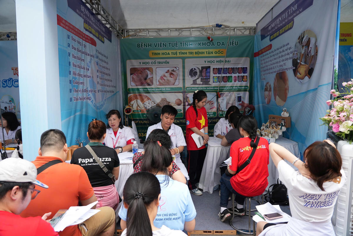 Gian hàng khám chữa bệnh miễn phí của Bệnh viện Tuệ Tĩnh (Học viện Y - Dược học cổ truyền Việt Nam) thu hút nhiều người đến khám.