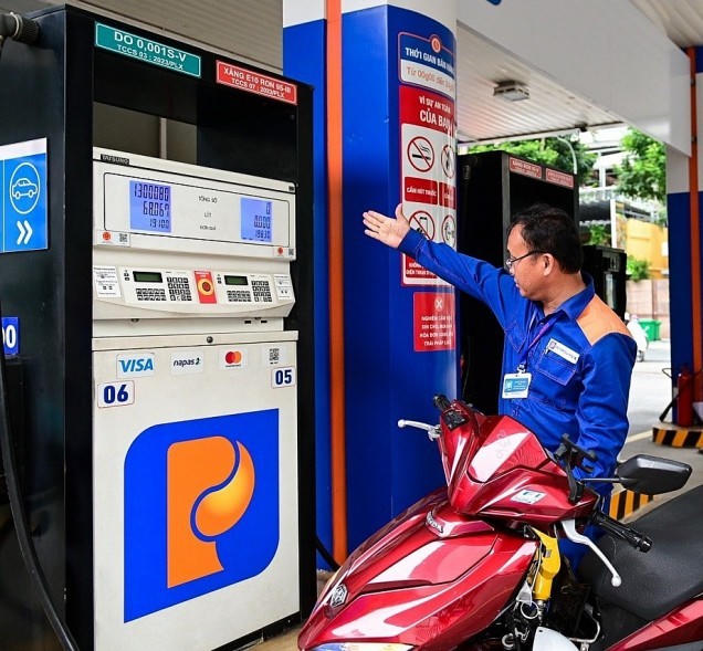 Giá xăng dầu đồng loạt giảm, có loại giảm gần 2000 đồng (Ảnh minh họa).