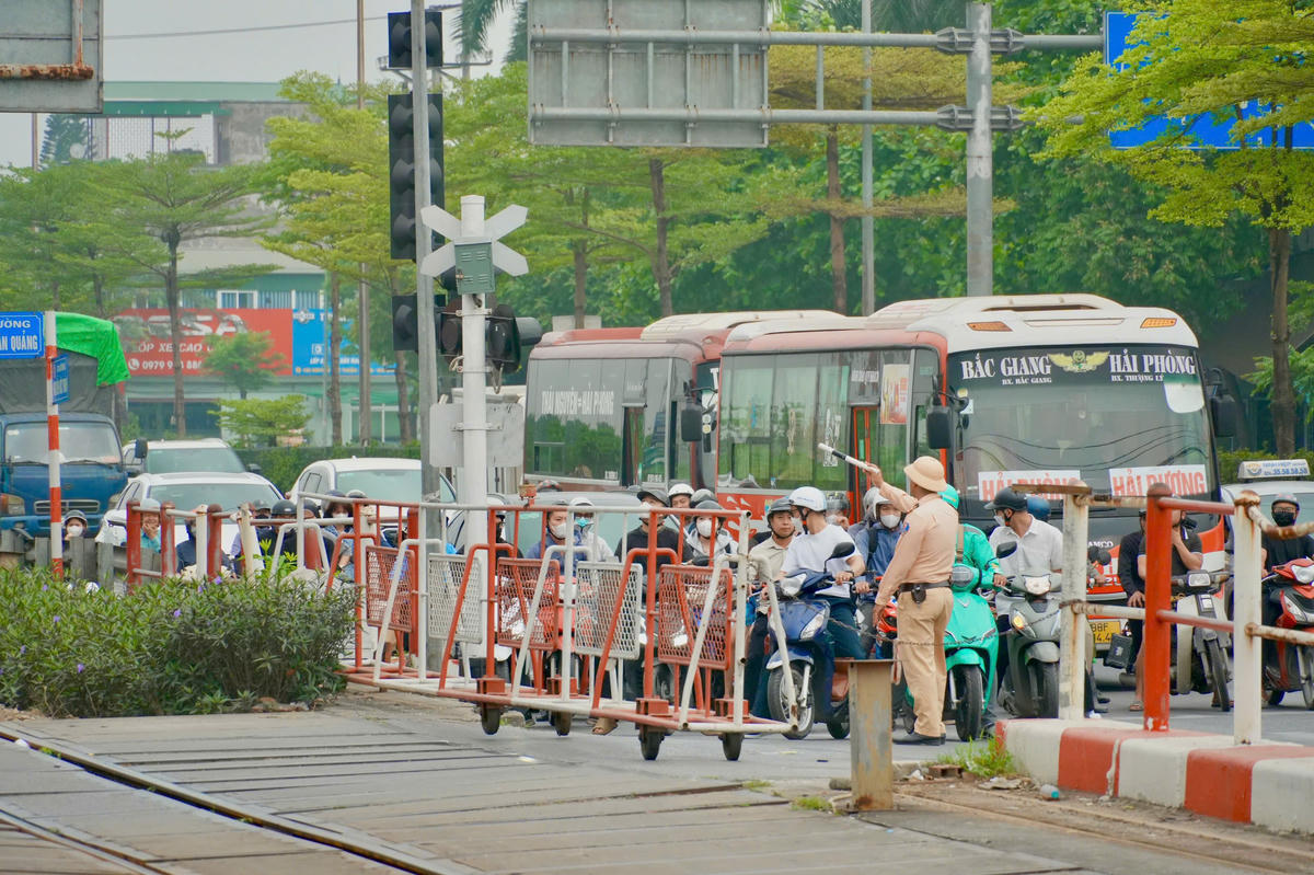 CSGT bảo đảm an toàn giao thông khi có tàu đi qua.