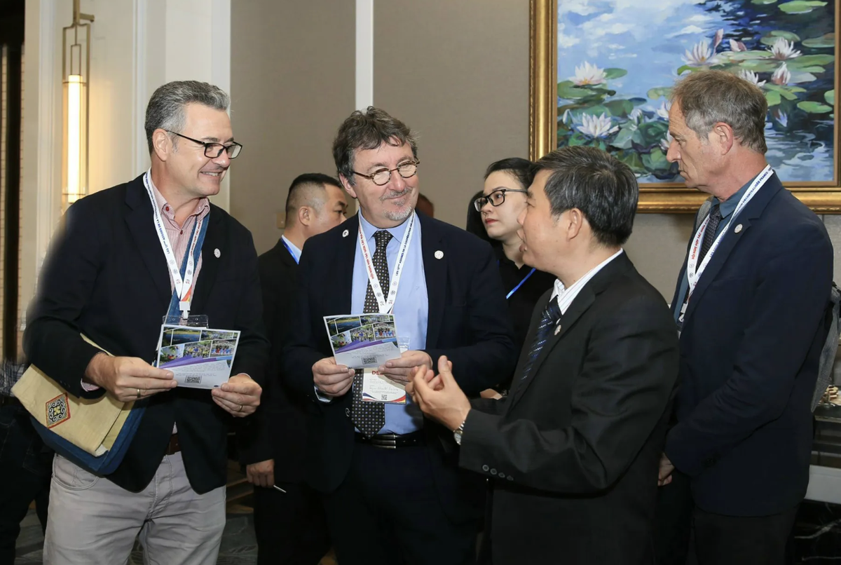 Chương trình khuyến khích doanh nghiệp đầu tư, kinh doanh ở thị trường nước ngoài đối với các ngành, lĩnh vực và thị trường mà Việt Nam có lợi thế cạnh tranh quốc tế.